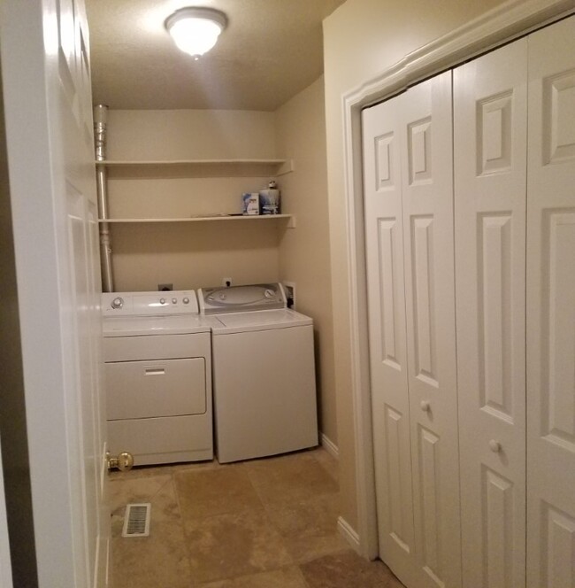 Building Photo - 2 bed, 1 bath at Brentwood