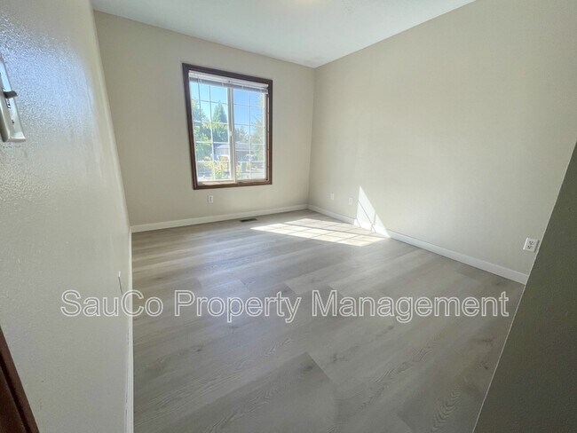 Building Photo - 324 SE 30th Ave