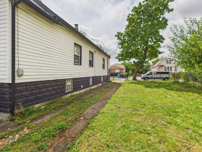 Building Photo - 8535 S Givins Ct