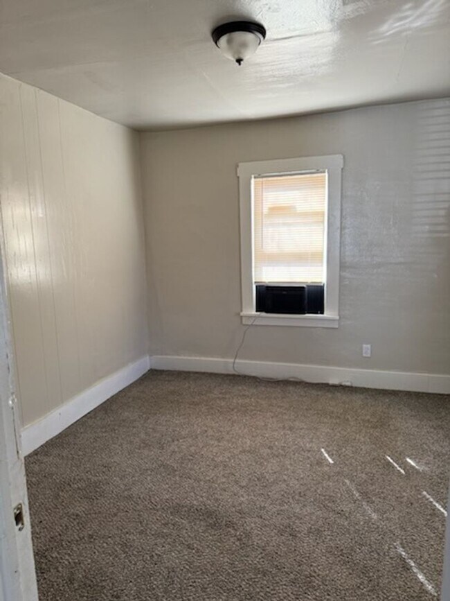 Building Photo - Cozy 2-Bedroom, 1-Bath Home – Move-In Ready