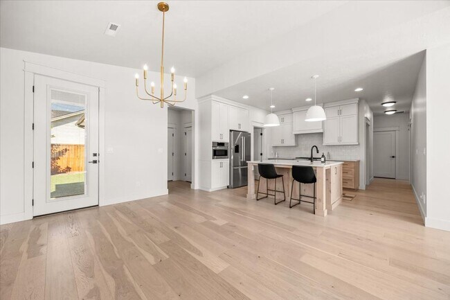 Building Photo - Amazing Neighborhood 2 Bed 2 Bath Plus Office