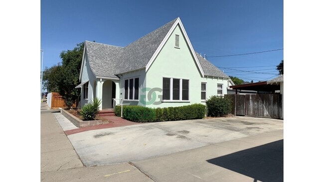 Building Photo - Charming 2 Bedroom Home Available Near Dow...