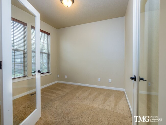 Building Photo - Beautiful 3+br/2.5ba House with office, fenced yard, 2 car garage and AC