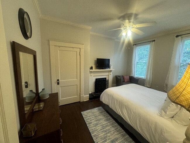 Queen bed, TV with Roku and ceiling fan. Fireplace is not operational. - 339 Whitaker St