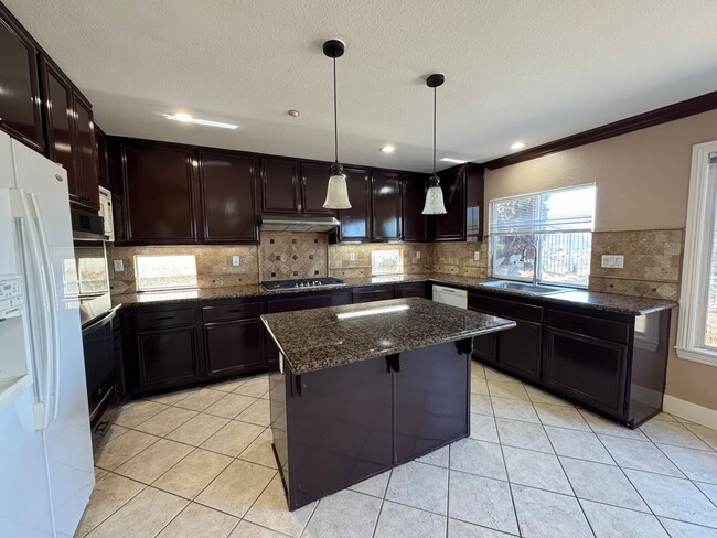 Building Photo - Gorgeous for 4 Bedroom and gated community