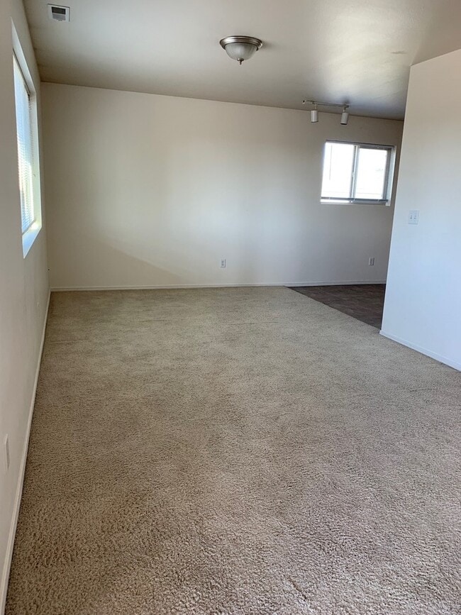Building Photo - 2 Bedroom 1 Bathroom Unit in 8 Plex