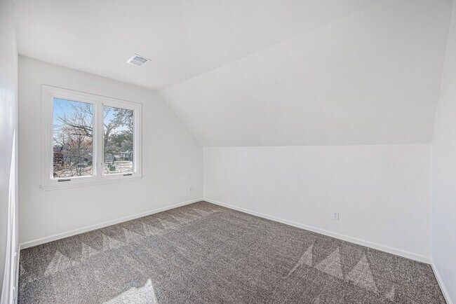 Building Photo - Renovated Lakefront 5 Bedroom Home with 2 Garages!