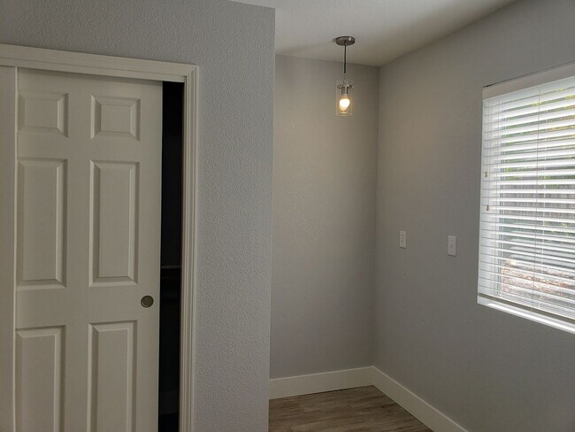 Building Photo - 586 Springer Dr