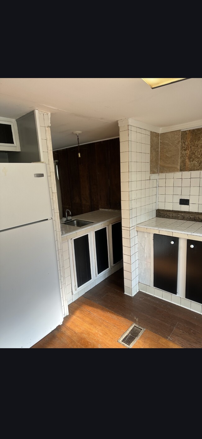 Building Photo - 8910 Via Ln