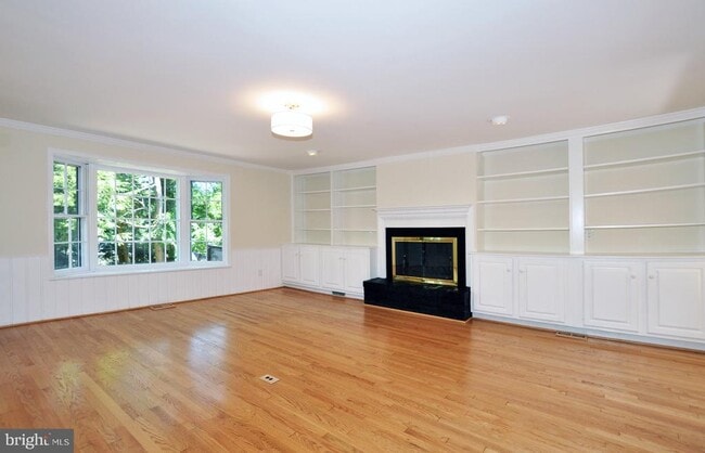 Building Photo - 6003 Woodacres Dr