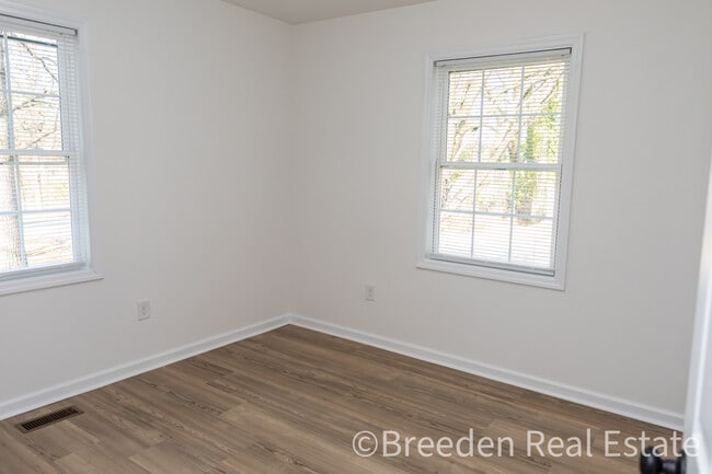 Building Photo - 303 Putnam St