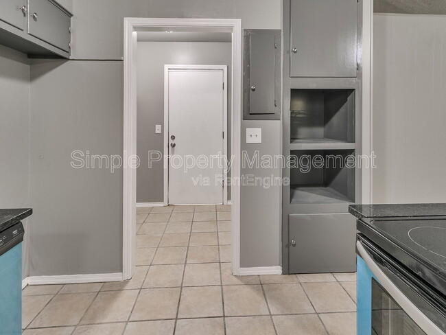 Building Photo - 136 Burton Pl