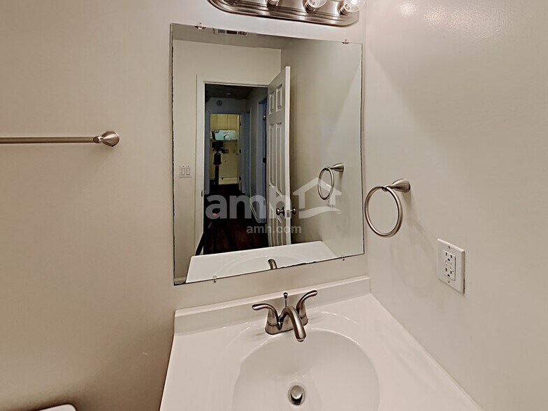 Building Photo - 325 Balaban Cir