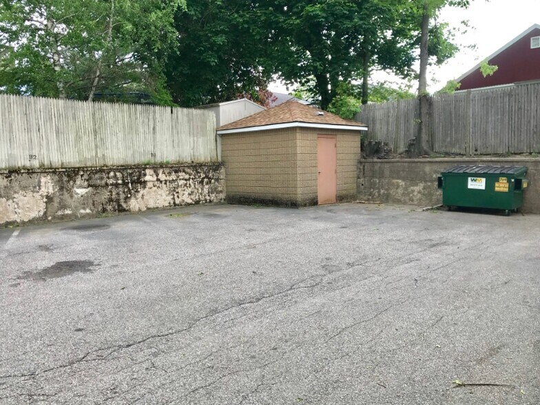 Building Photo - 650 Admiral St