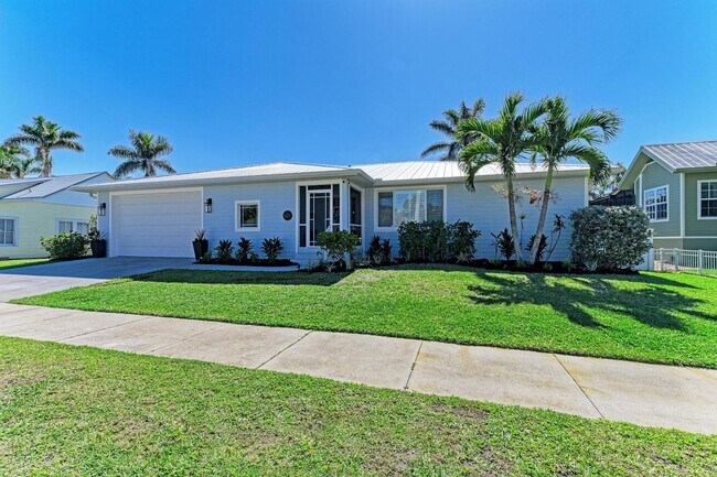 Building Photo - Furnished/Unfurnished ** Annual Rental ** Available 5/1/26 ** 4 Bed/2 Bath Single Family Home ** ...