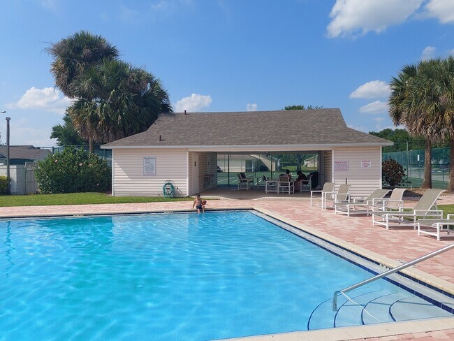 Building Photo - 1628 Tudor Ln