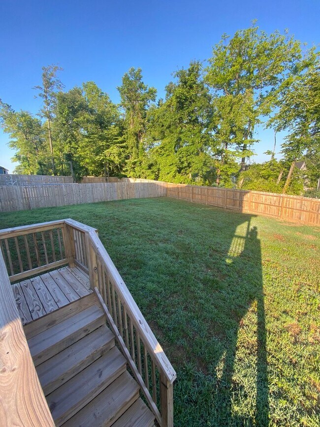 Building Photo - Move in with credit approval