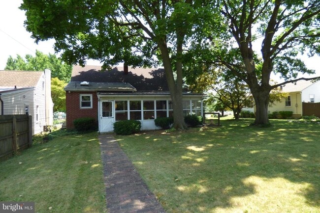 Building Photo - 430 Moul Ave