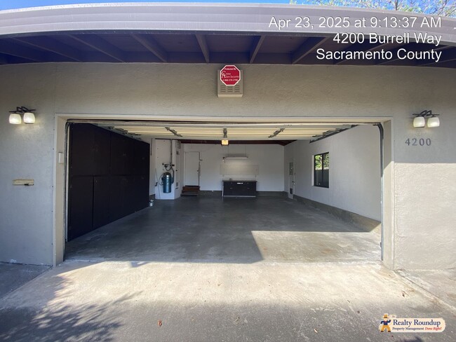 Building Photo - Sprawling Ranch with Open Floorplan & Exce...