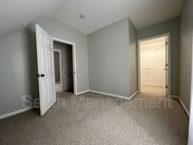 Building Photo - 2527 Hartline Dr