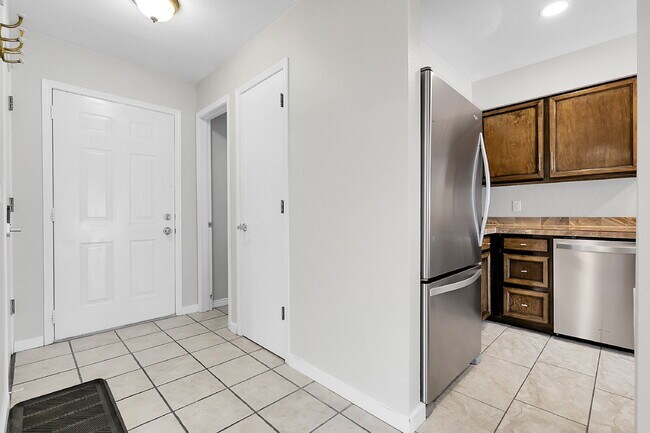 Building Photo - $2,600 - 3 Bed, 1.5 Bath Condo in Aurora w...