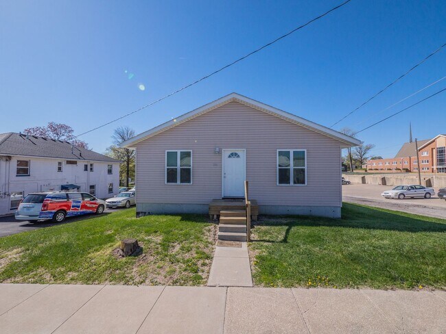 Building Photo - 212-214 E 1st Duplex