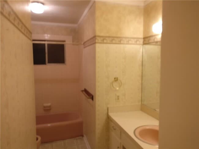 Building Photo - 1351 N Stephens Ave