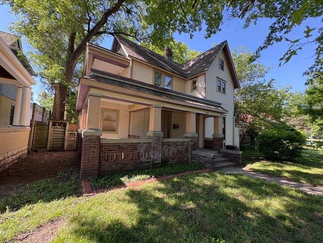 Building Photo - 4 bedroom 2 bathroom Historic Home Downtown Manhattan KS