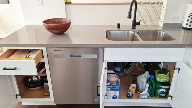 Building Photo - 721 E 22nd St