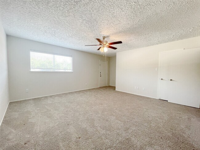 Building Photo - 443 N Post Oak Ln