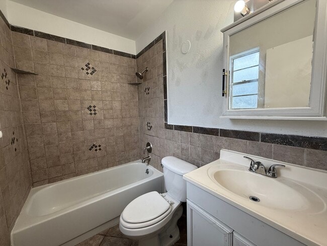 Building Photo - Spacious 3 bedroom 2 bath home with garage  Coming Soon! Available March 16th