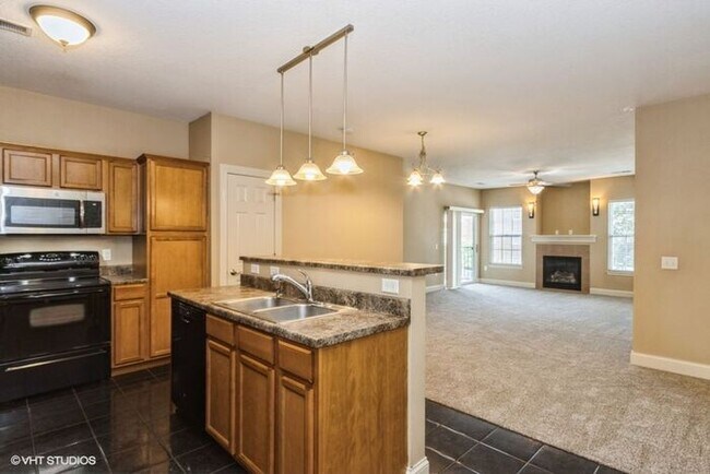 Building Photo - $2,100 | 3 Bedroom, 2 Bathroom Condo | No ...