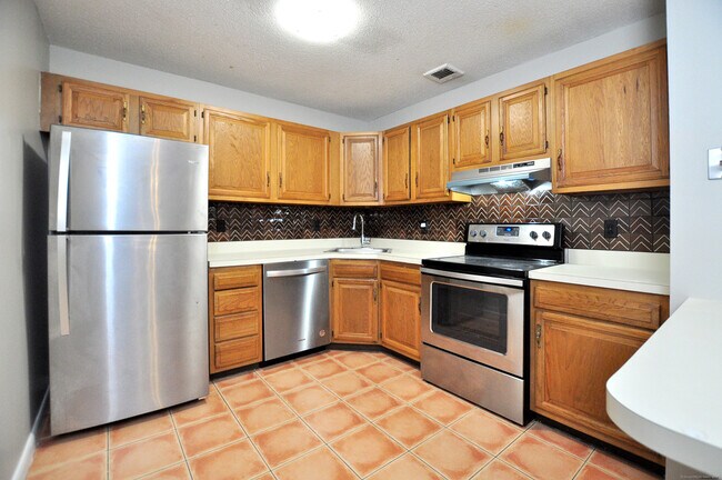 Building Photo - 710 Twin Circle Dr