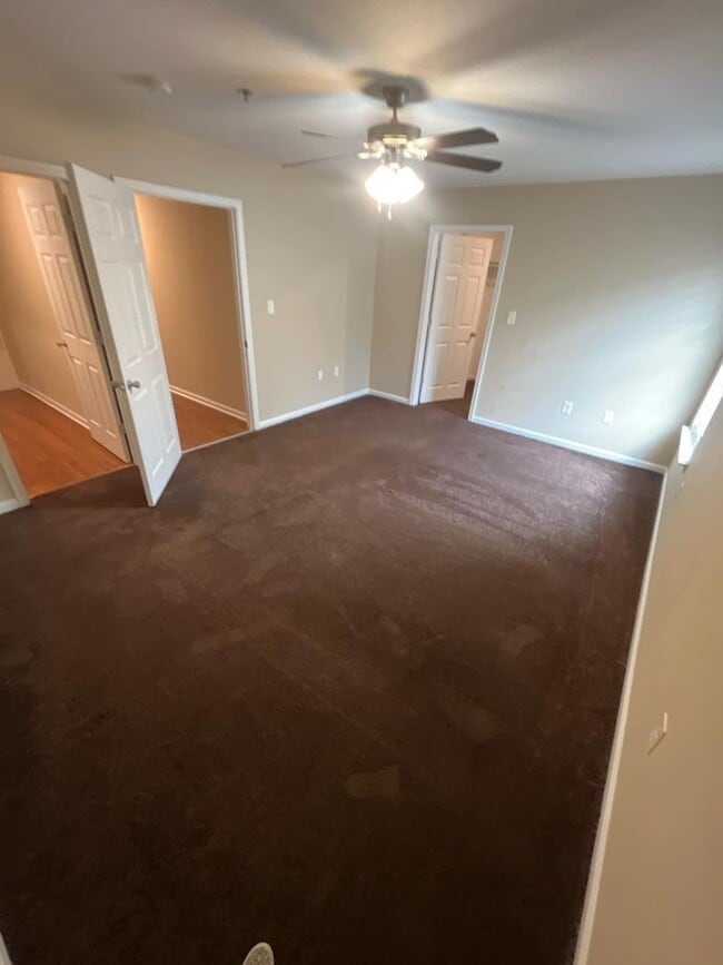 Building Photo - 3 Bed 2 Bath Apartment