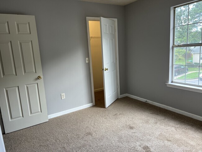 Building Photo - 5914 Dogwood Manor