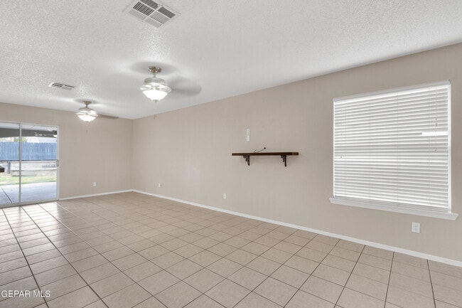 Building Photo - 12163 Tower View Dr