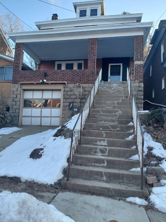 Building Photo - Beautiful Four Bedroom Home In Forest Hills