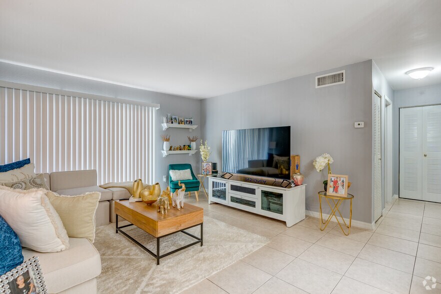 1BD, 1BA - 713SF - Living Room - Clear Lake Palms