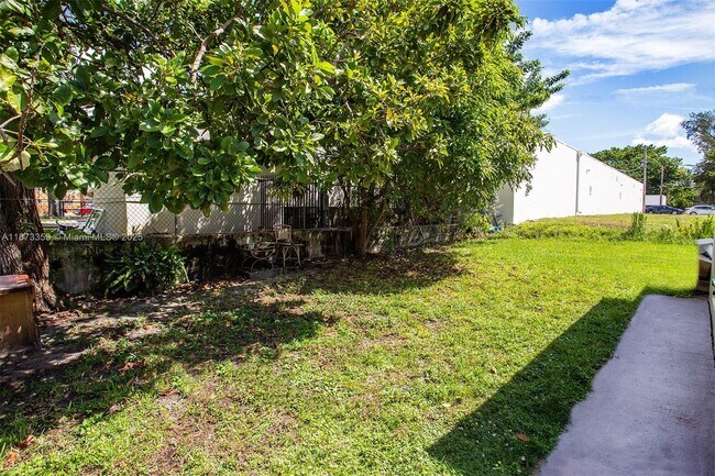 Building Photo - 1225 SW 7th St