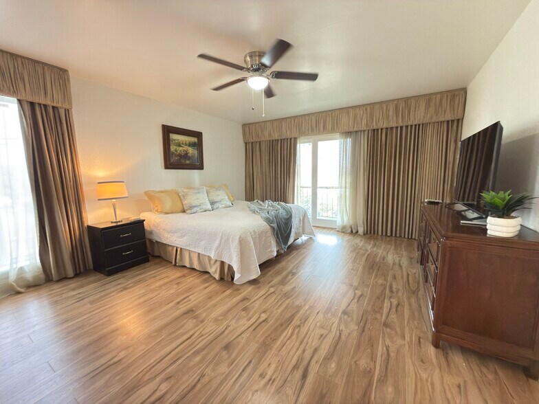 Primary bedroom w/King bed - 2901 Central Blvd