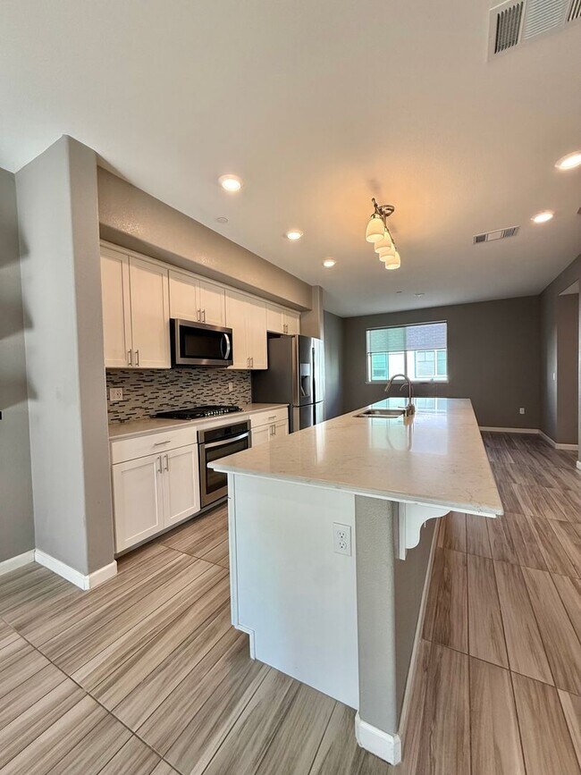Building Photo - Beautiful 4 Bedroom, 3.5 Bathroom Home in Desirable Communication Hills