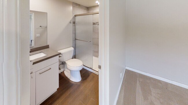 Building Photo - Huge Bedrooms, lots of Parking, closest to campus!