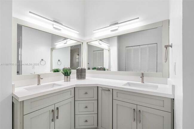 Building Photo - 5794 Parkwalk Cir W