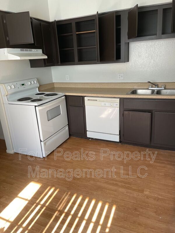 Building Photo - 2813 E Paradise Ln