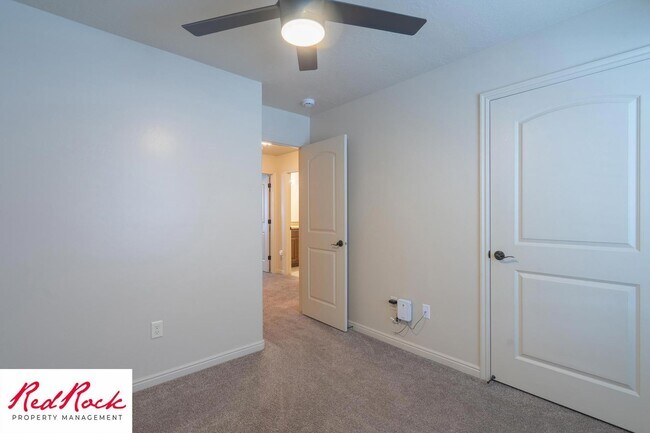 Building Photo - Cozy Townhome with Community Pool