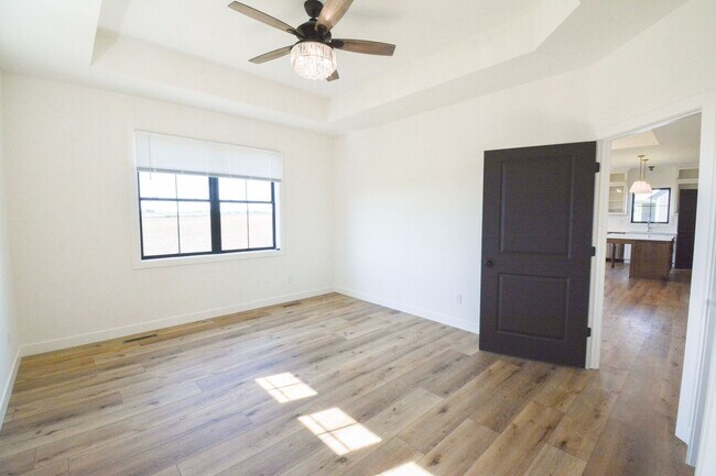 Building Photo - Luxury Country Side Living: 4 bed 3 bed St...