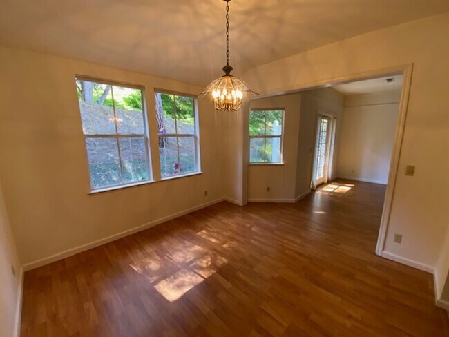 Building Photo - 15 Glen Lake Dr