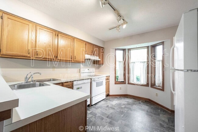 Building Photo - 406 Tulip Dr