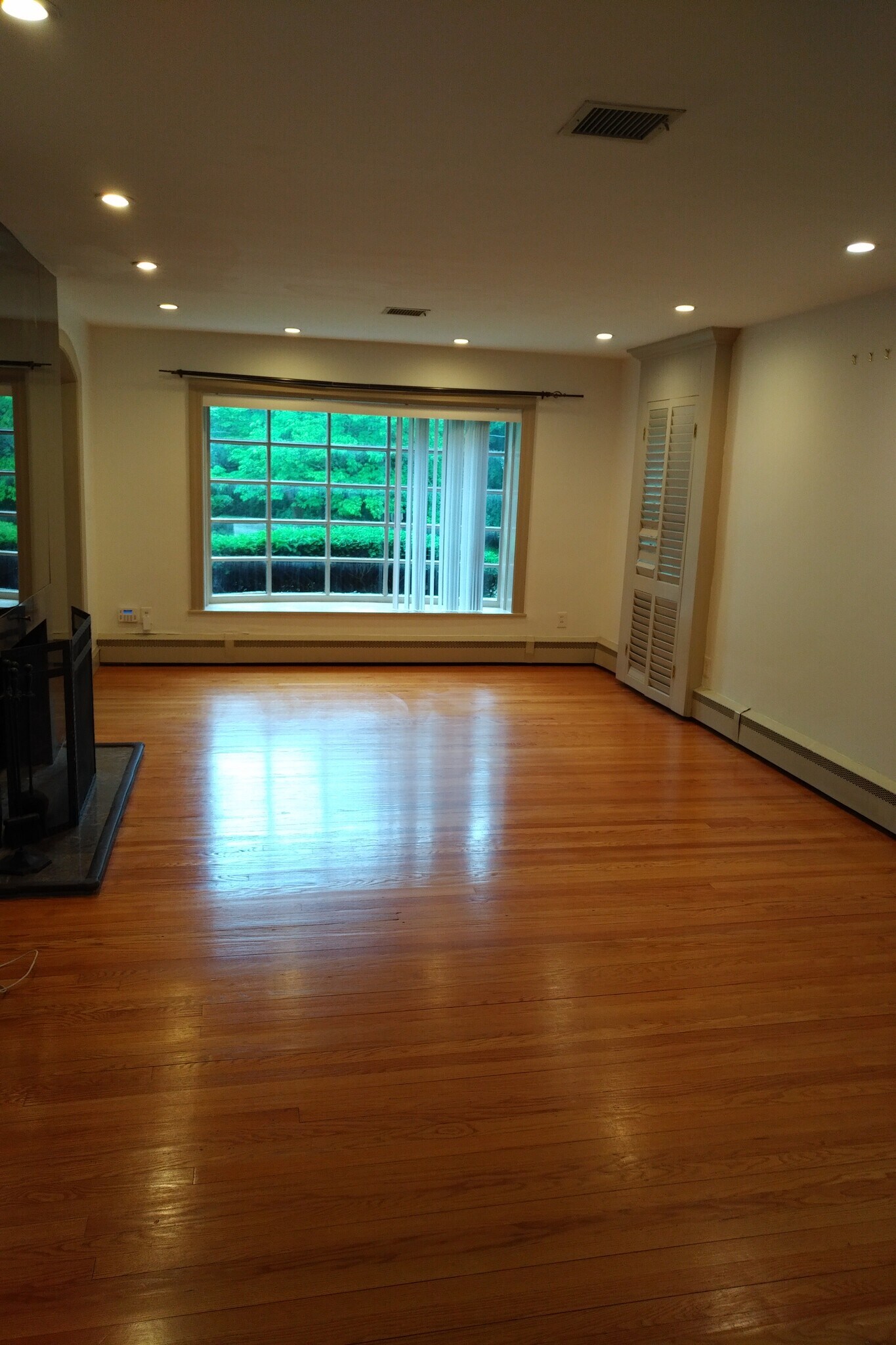 Living room without furniture - 40 Brookway Rd