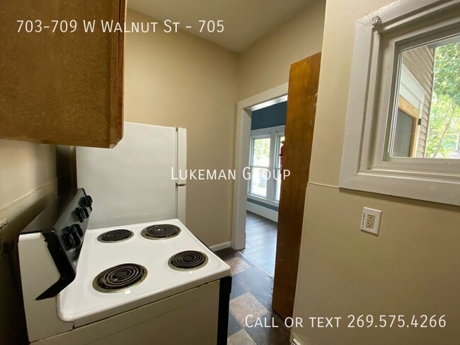 Building Photo - 705 W Walnut - 1/Bed 1/Bath Near WMU/K Col...